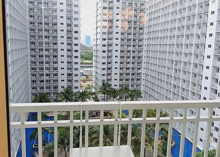 Aparthotel Azren's Oasis Moa Pasay Pool View